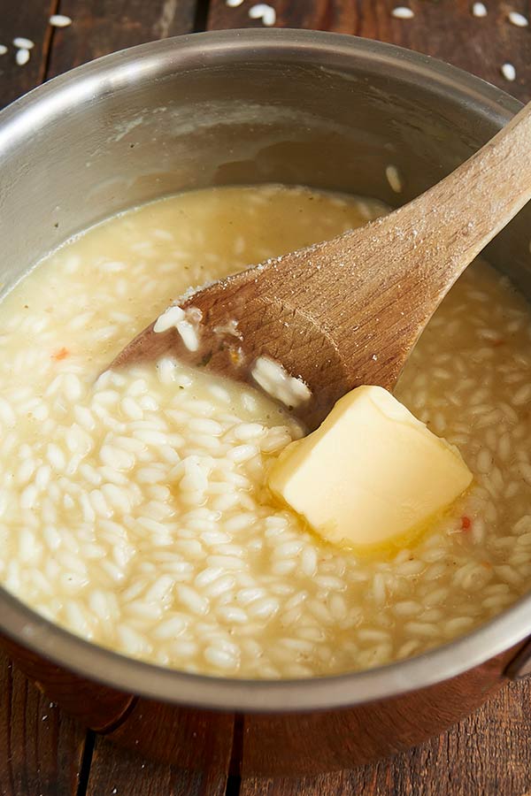 Liaison du risotto avec du beurre