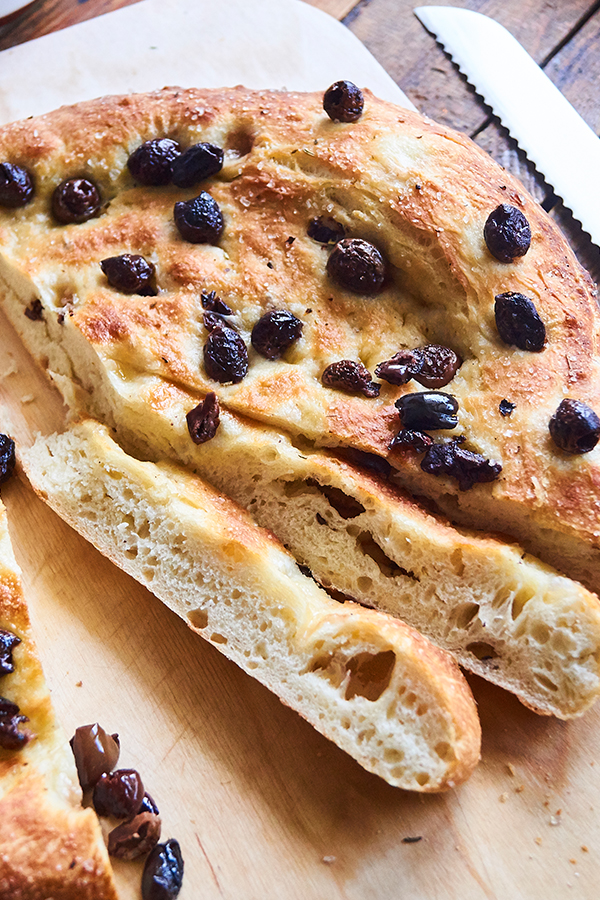 Focaccia aux olives coupée