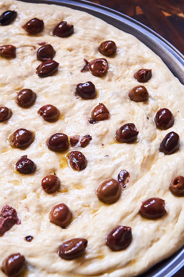 Focaccia aux olives entière