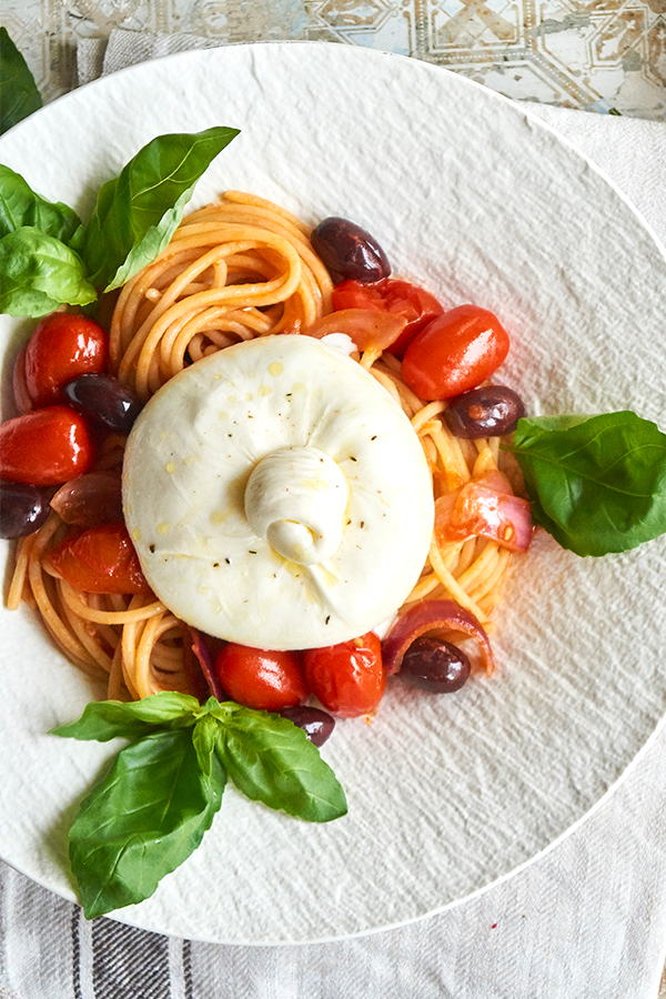 Spaghetti mit Tomaten und Burrata