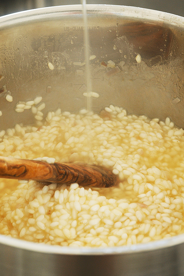 Déglacer le Risotto avec du vin