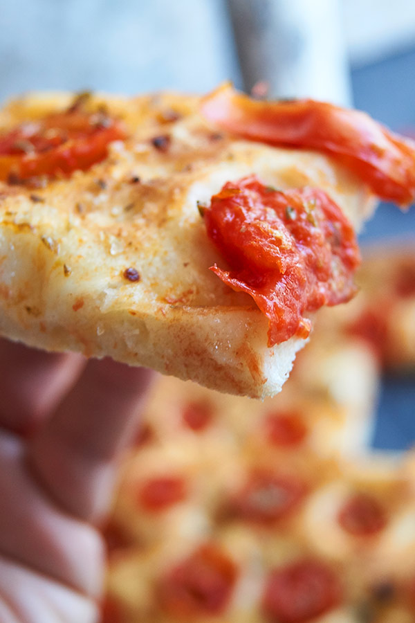 Morceau de Focaccia aux tomates