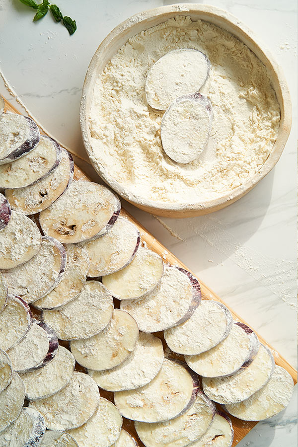 Enrober les aubergines pour la Parmigiana