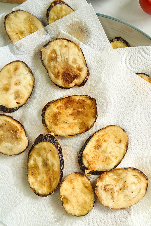 Frire les aubergines pour la Parmigiana