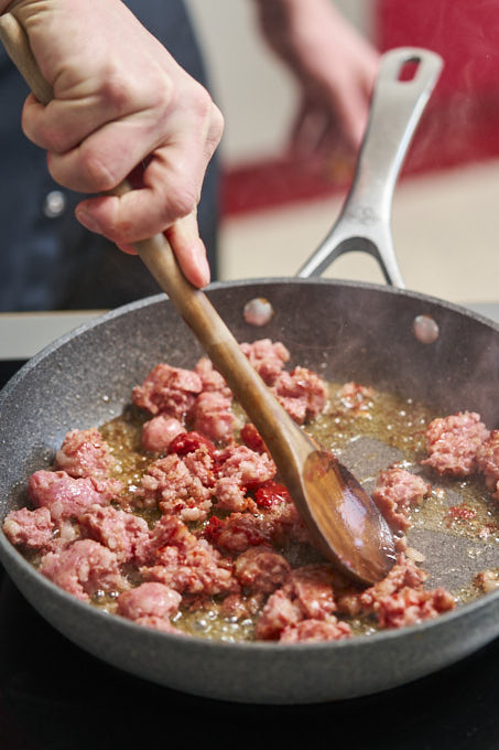 Wurst braten für Pasta Salsiccia