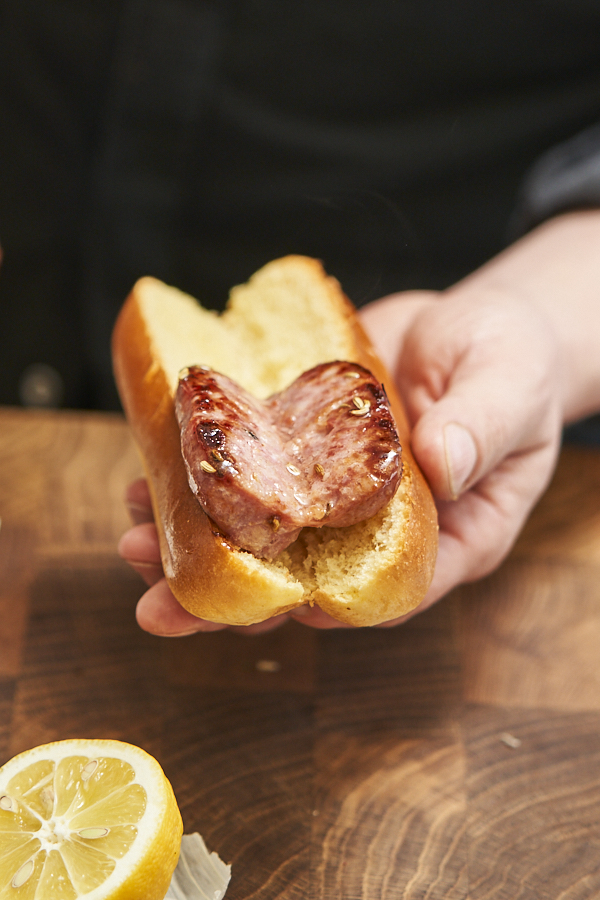 aufgeklappter Salsiccia Hot Dog