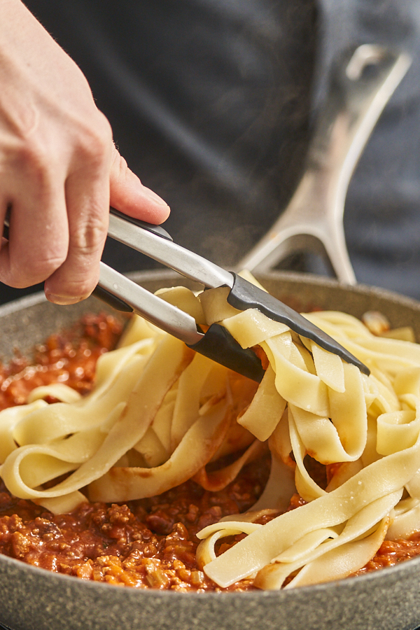 Sauce bolognaise dans une poêle avec des Tagliatelles