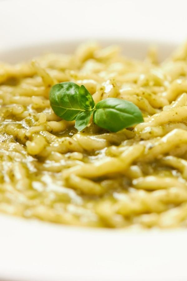 Pesto Genovese avec Trofie et feuille de basilic