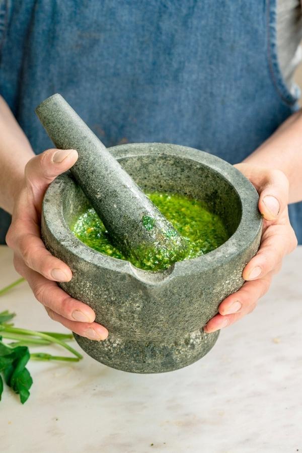 Pesto Genovese dans un mortier