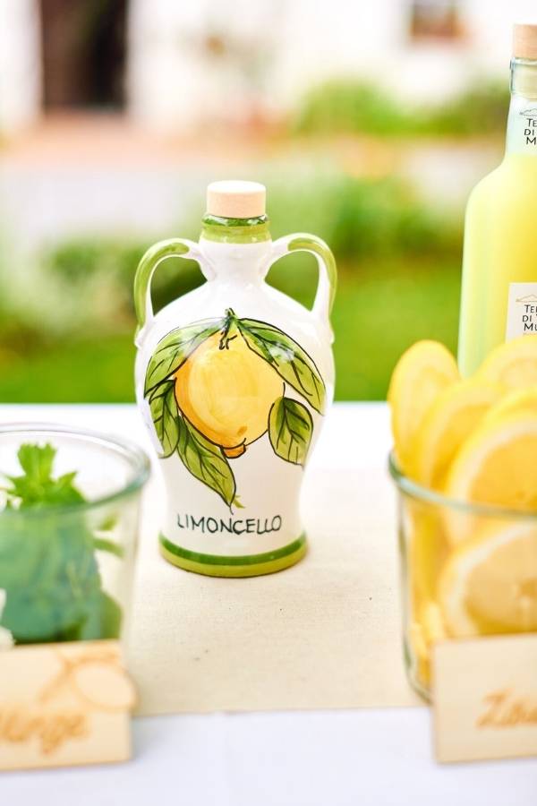 Limoncello dans une bouteille en terre cuite peinte à la main