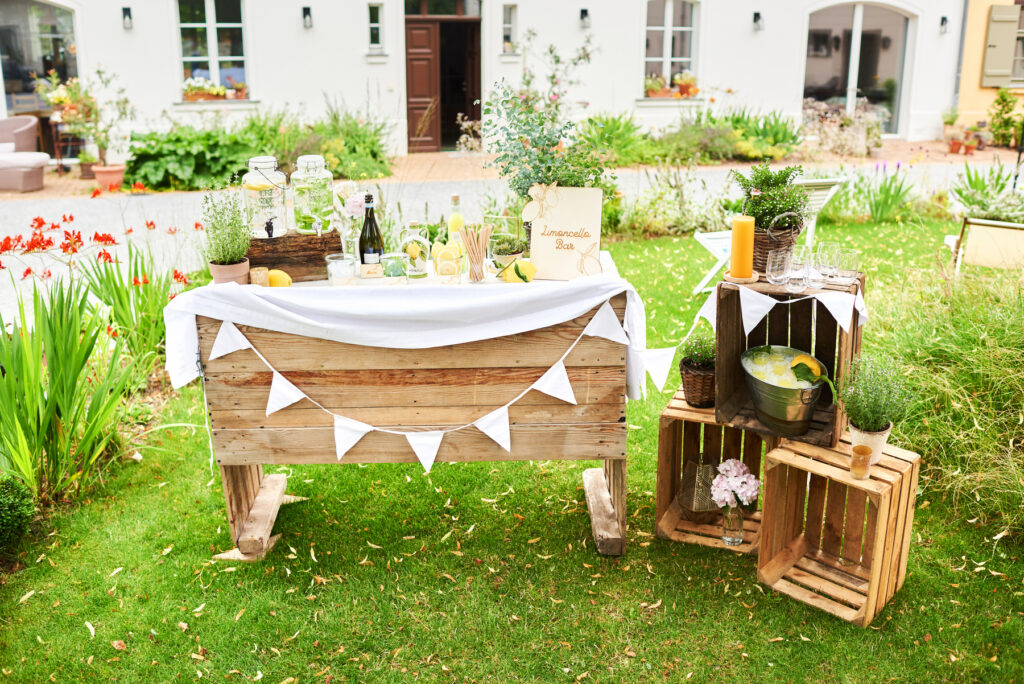 un bar en bois avec du Limoncello sur une pelouse dans le jardin