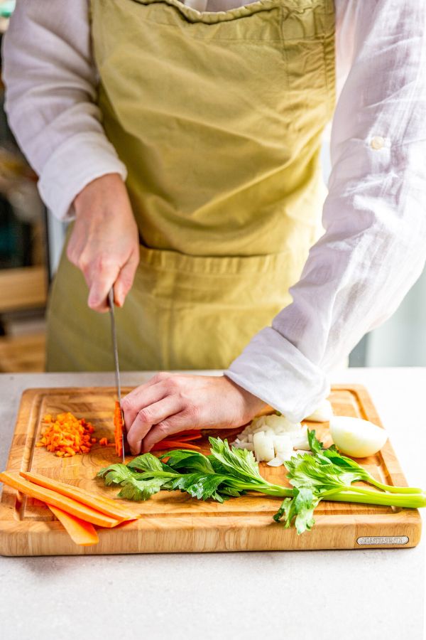 Couper finement les légumes