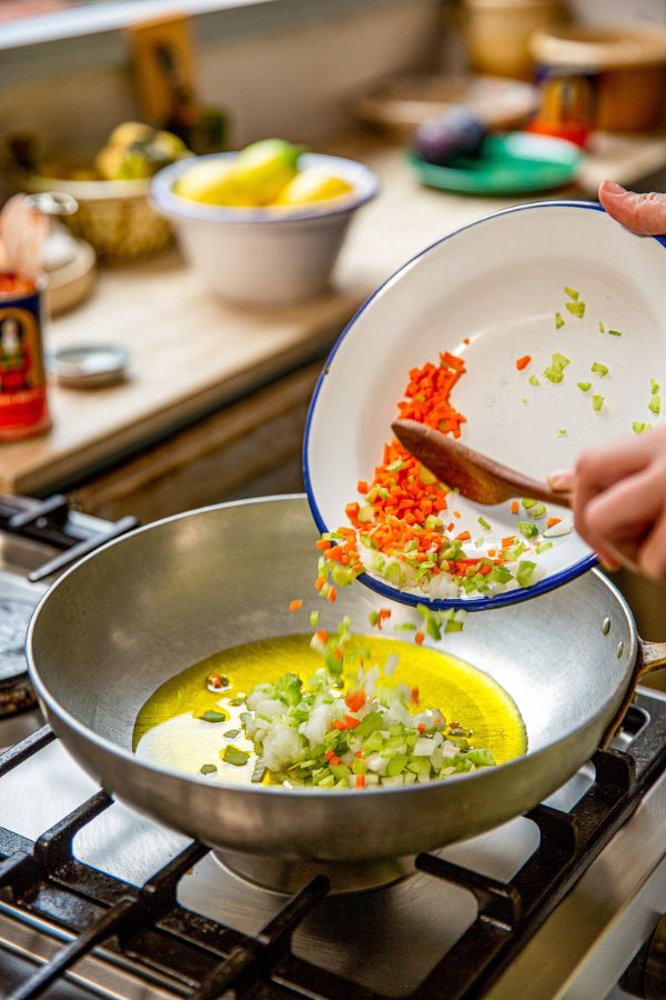 Faire revenir les légumes pour le soffritto