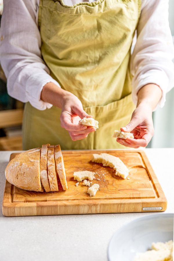 Brot entrinden und rupfen