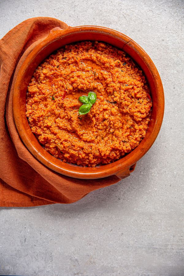 Pappa al pomodoro dans un bol en terre cuite