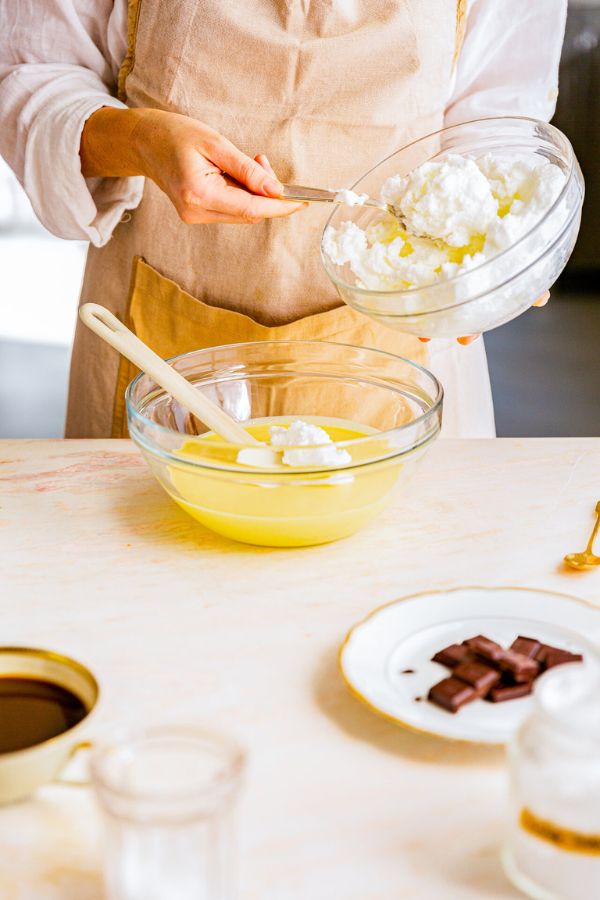 Eier und Mascarpone mischen