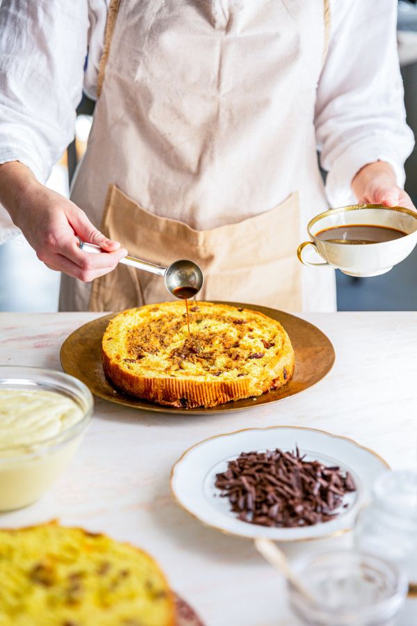 Répartir le café sur le panettone