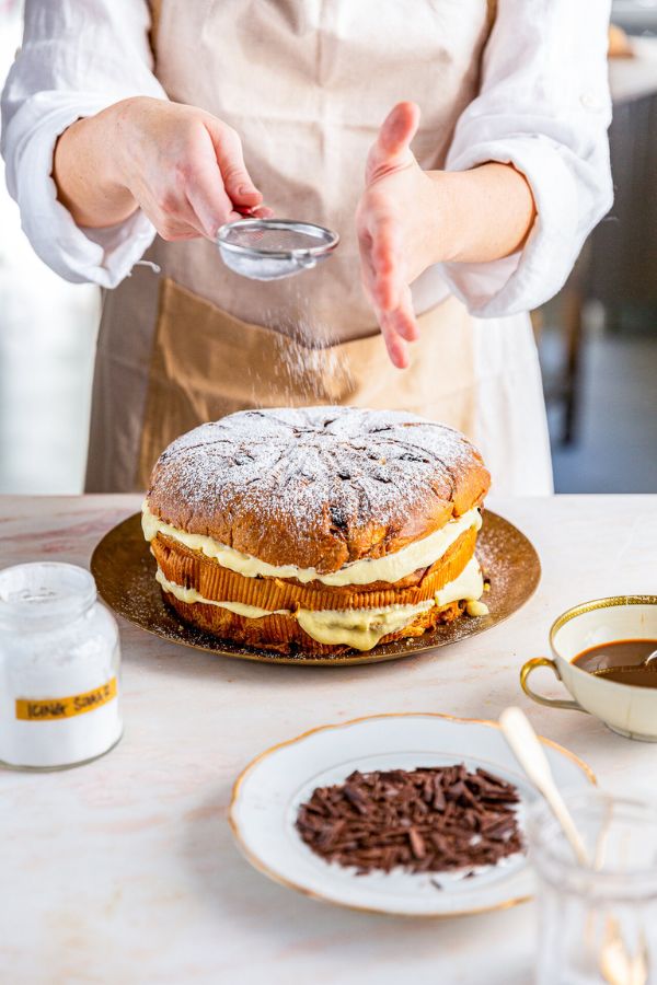 Panettone farci sur un plat doré comme dessert de Noël