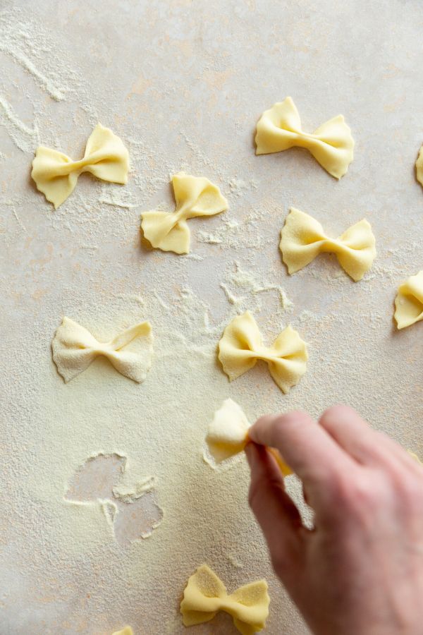 Farfalle auf Mehl lagern