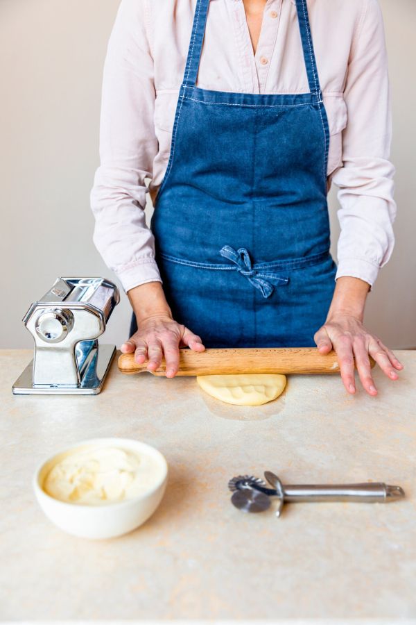 Teig für Farfalle ausrollen