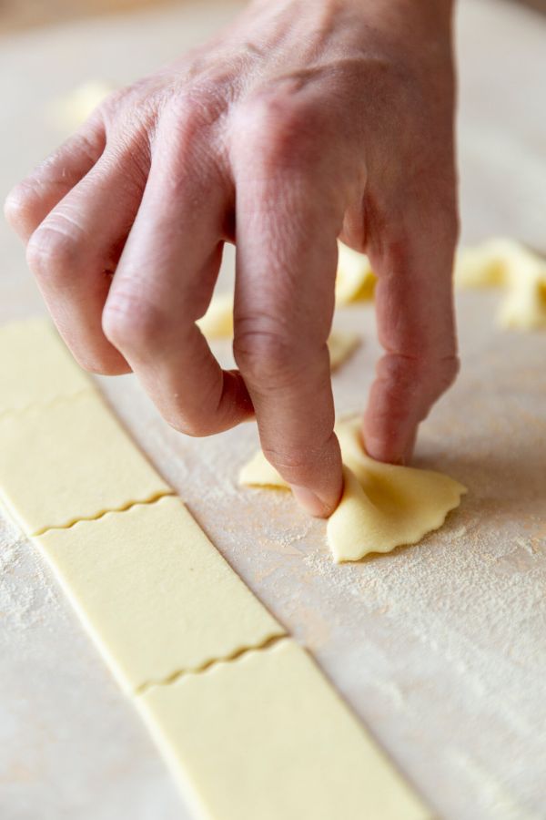 Nudelnrechtecke mittig zusammenkneifen