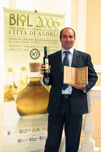 Amerigo Quattrociocchi mit einer Flasche Olio Extra Vergine Quattrociocchi Amerigo Quattrociocchi mit einer Flasche Olio Extra Vergine Quattrociocchi