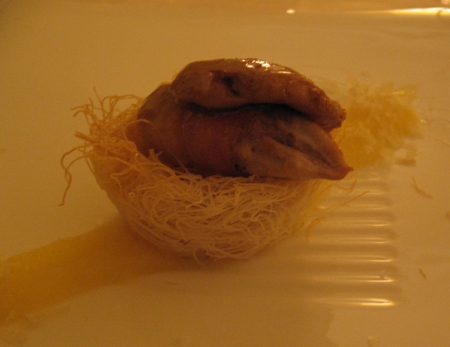 wachtelbrust_san-daniele-kruste_foie-gras_apfel-rettich-fond_grana-padano-locken Wachtelbrust in San-Daniele-Kruste und Foie gras in einem Nest aus Grana Padano