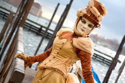 karneval_in_venedig Eine Dame mit Karnevalsmaske in Venedig.