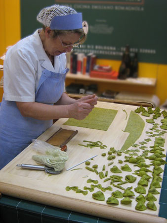 Giulia formt Pasta Giulia formt grüne Pasta