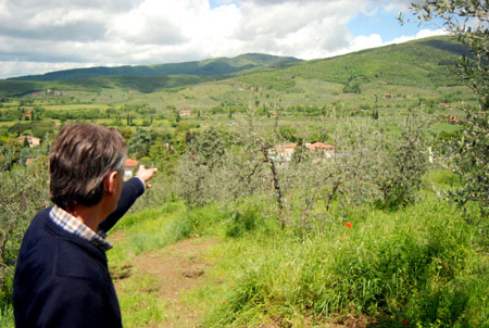 Frantoio_Vipiano_Giancarlo-zeigt-landschaft Giancarlo zeigt seine Olivenhaine