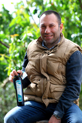 Olearia_san_giorgio_Mimmo Mimmo mit seinem Olivenöl