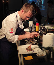pasta_wm anrichten Janko richtet den Teller an