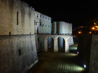 laquila_spanisches_schloss Spanisches Schloss bei Nacht