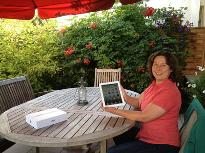 Glückliche Gewinnerin des iPads So sieht eine glückliche Gewinnerin aus