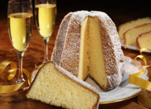 Weihnachtskuchen mit leuchtend gelbem Inneren