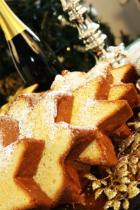 in Scheiben geschnittener Pandoro
