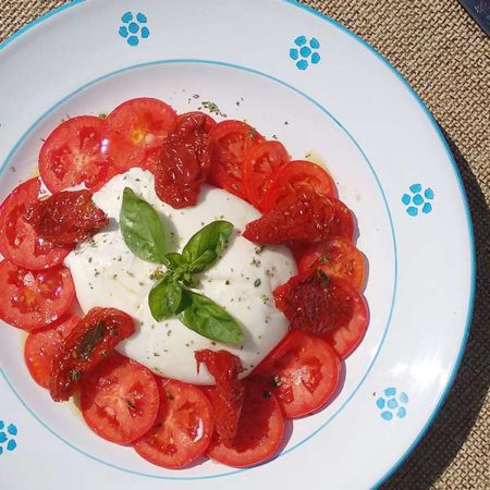 Burrata con pomodori essiccati al sole
