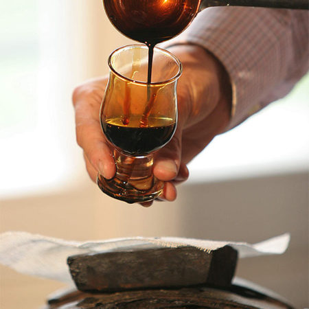 Balsamico Verkostung frisch aus dem Fass