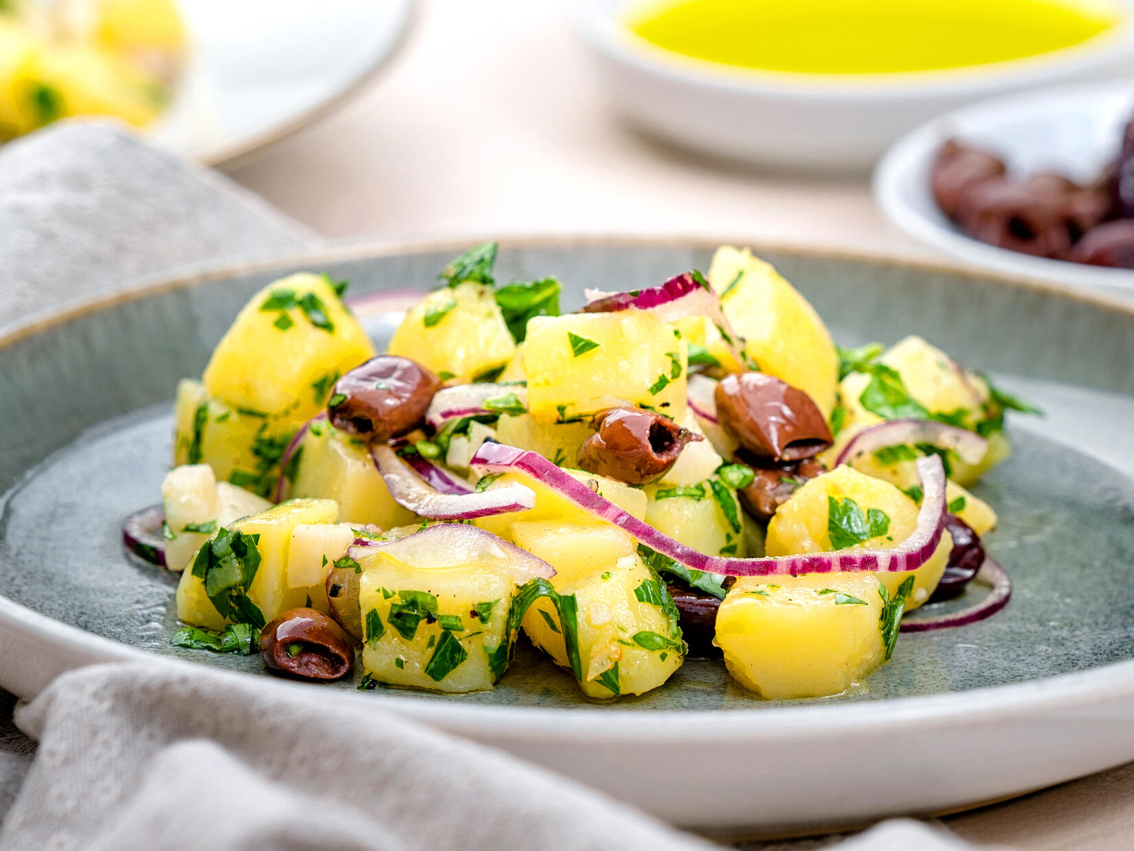 Mediterraner Kartoffelsalat – mit Essig und Öl