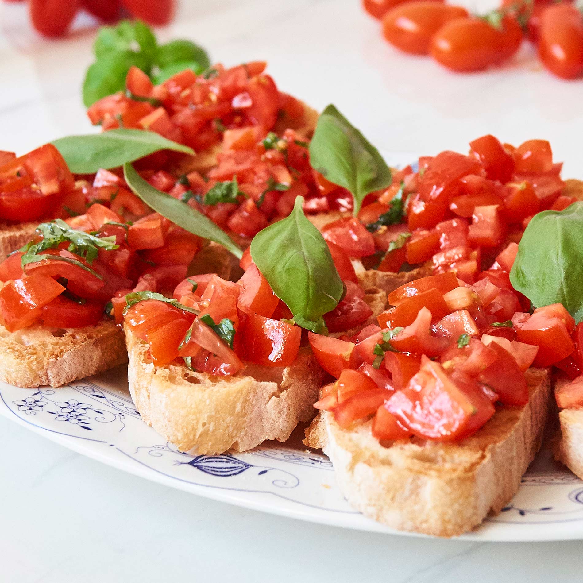 Bruschetta Rezept - mit Tomaten - Gustinis Feinkost Blog