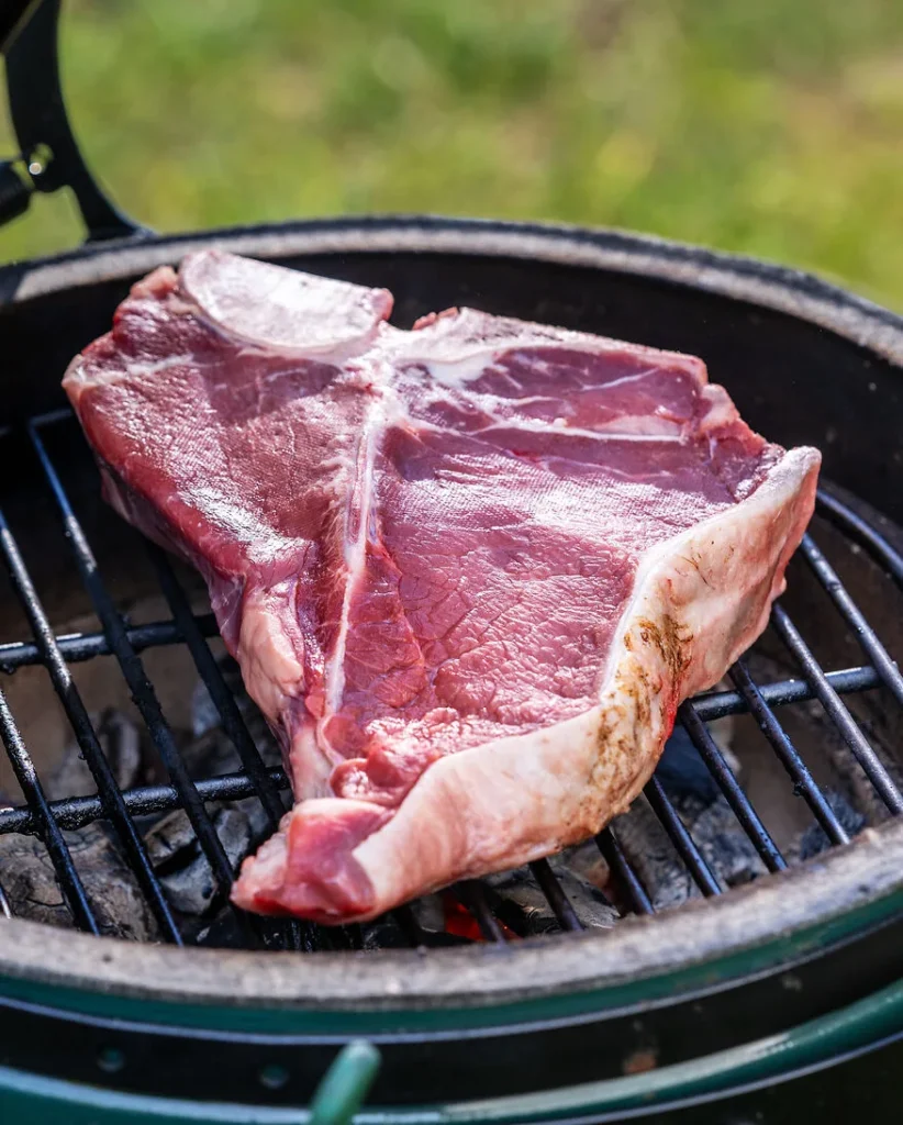 Bistecca roh auf dem Grillrost