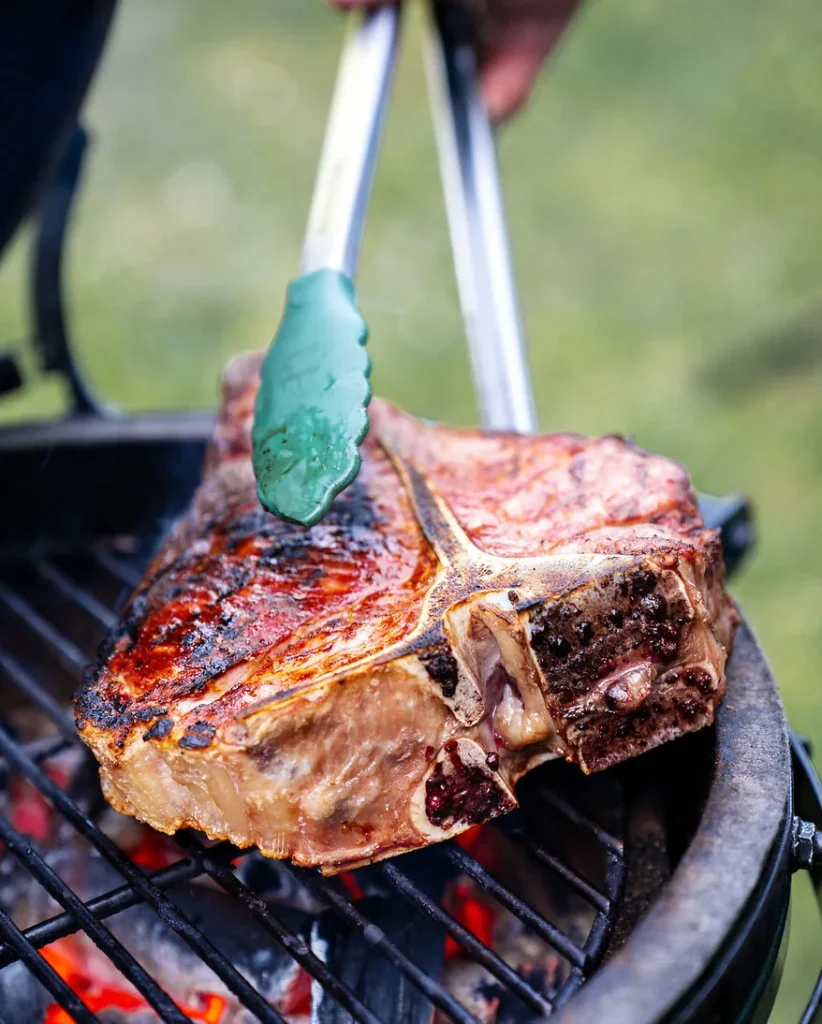 gegrilltes Bistecca Chianina auf dem Grill
