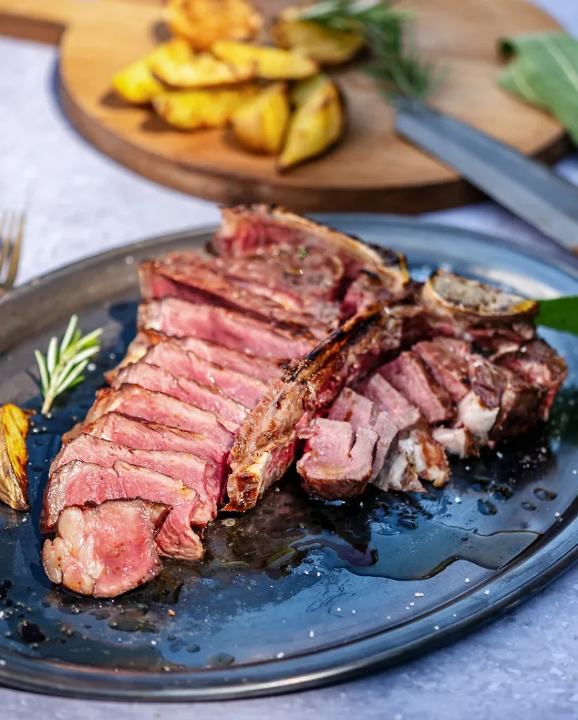 gegrilltes Bistecca auf dem Teller serviert und gewürzt
