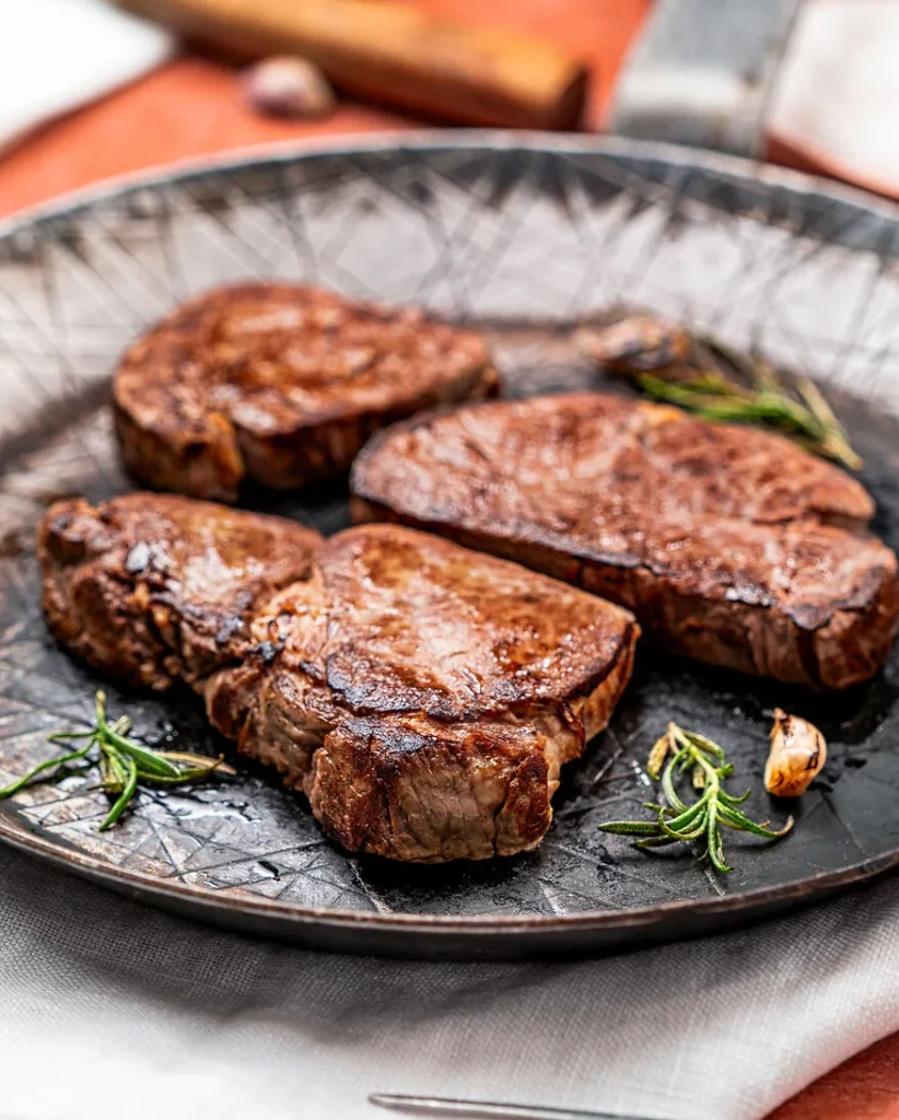 gegrilltes Entrecote Steak in der Pfanne mit Rosmarin und Knoblauch