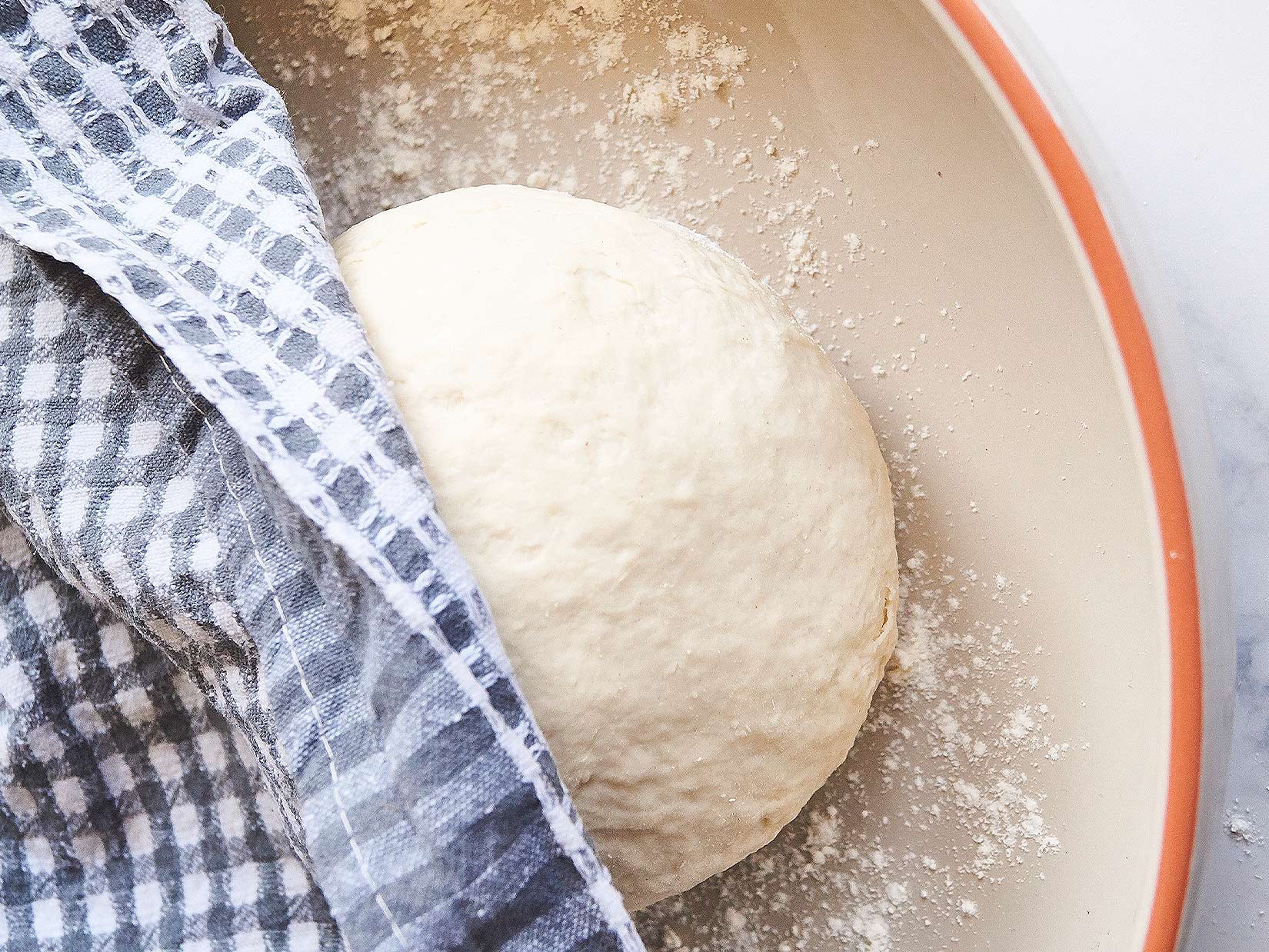 Pizzateig mit Trockenhefe - Rezept - Gustini - Passione italiana.