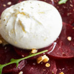 Burrata auf Rote-Beete-Carpaccio