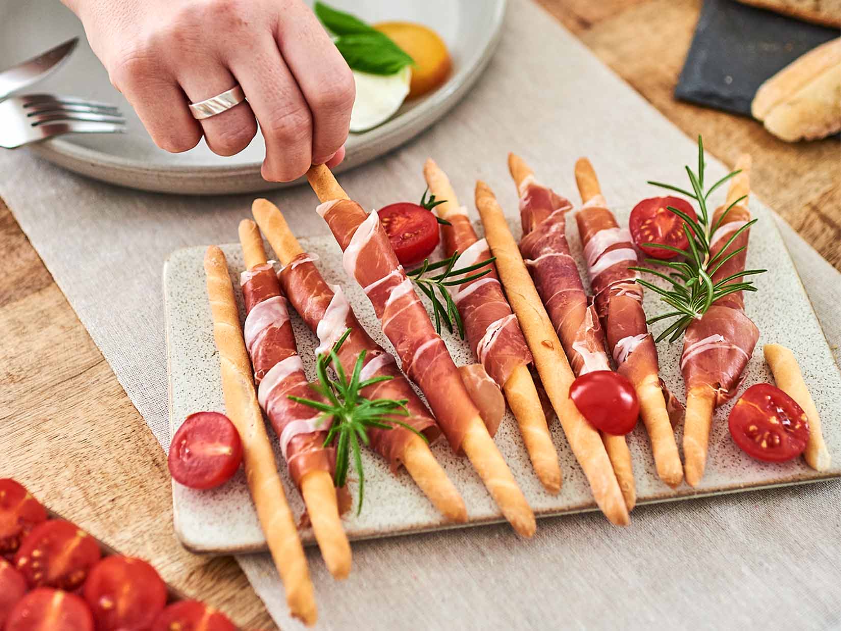 Grissini mit Schinken – Antipasto Anleitung