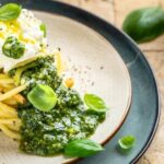 Pesto Genovese auf Nudeln mit Burrata, hübsch angerichtet