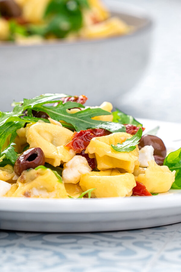 Tortellini Salat mit Pomodori Secchi, Rucola und Olive nere.