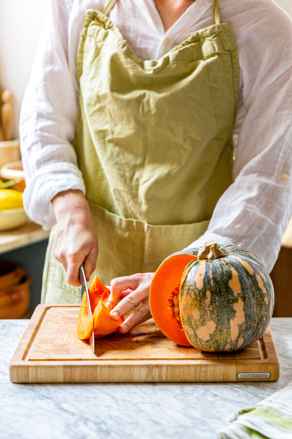 Couper la courge pour la lasagne. 